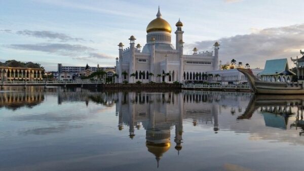 Sultan Omar Ali Saifuddien Mosque Brunei Photo by Travel Sisters