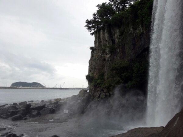 Jeongbang Waterfalls by amanderson2 is Licensed under CC by 2.0