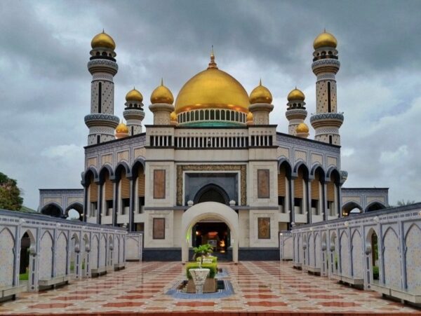 Places to Visit in Southeast Asia Brunei Sultan Omar Ali Saifuddien Mosque Image by The Travel Sisters